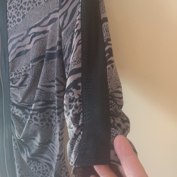 Animal print 3/4 sleeve zipper closure top - Picture 4 of 4